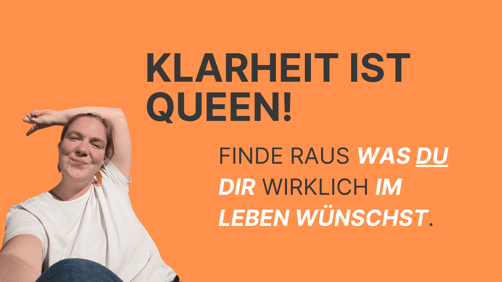 Frau links, orangener Hintergrund, Titel Klarheit ist Queen, Finde raus was du dir wirklich im Leben wünschst