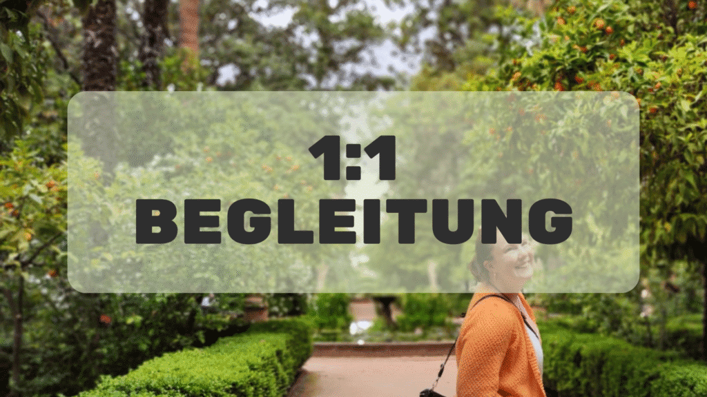 Gartenhintergrund, Frau mit orangenem Pulli unten recht, Titel 1:1 Begleitung