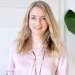 Blonde kvinde smile i kameraet